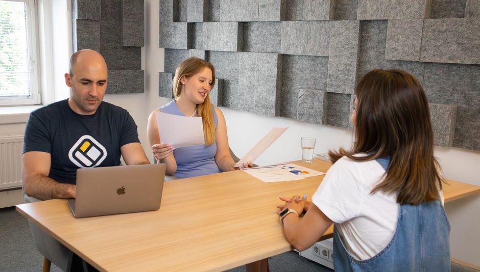 Porträt einer Dozentin für UX-Research und Nutzerorientierung